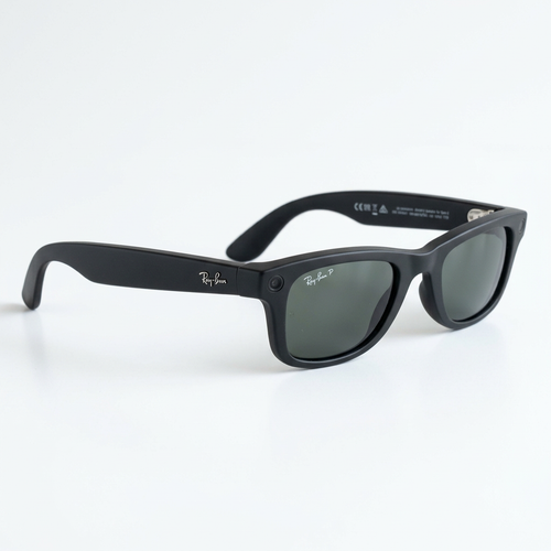 Lentes en ángulo sobre fondo blanco